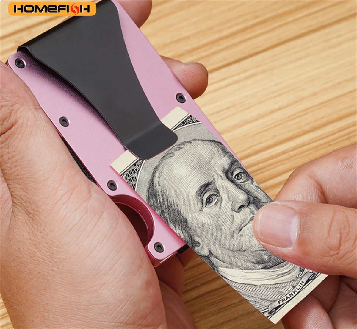 Una mano sostiene una billetera minimalista de aluminio rosa y negro con bloqueo RFID, mostrando un retrato de un billete de 