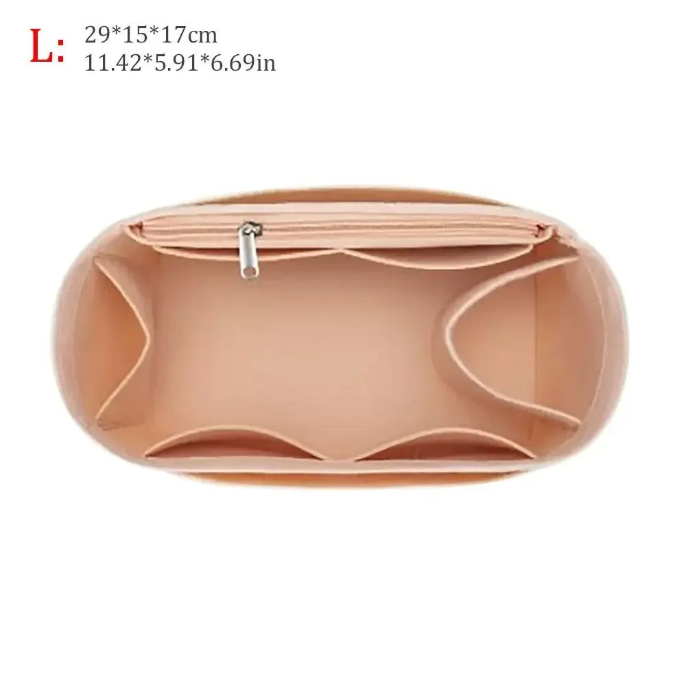 Helles rosa Filz-Organizer für Handtaschen, von oben gezeigt.