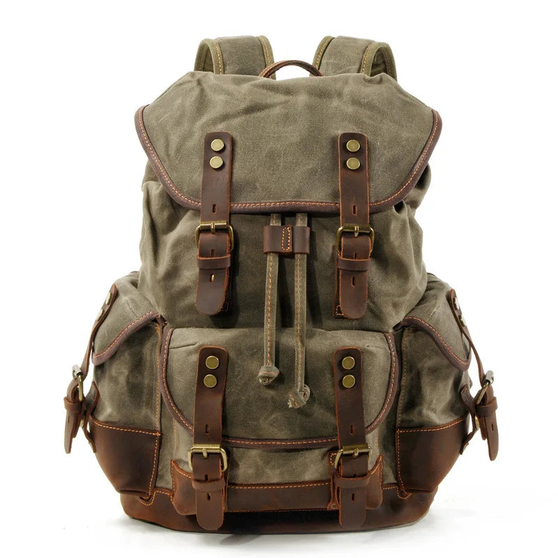Mochila de senderismo de lona marrón con detalles de cuero y correas ajustables.