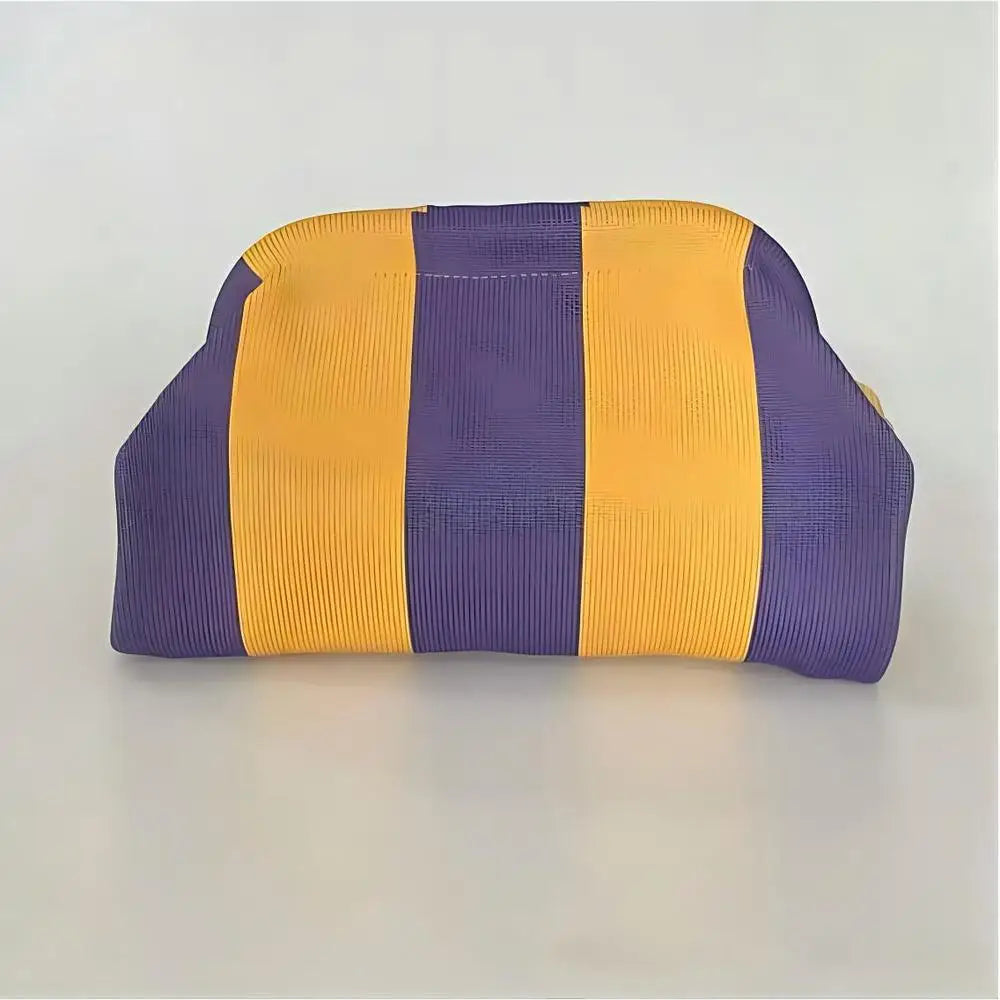 Pochette en crochet rayée tissée avec des rayures verticales violettes et jaunes.