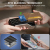 Mains tenant un portefeuille RFID bloqueur marron et une carte de crédit argentée, démontrant la technologie de protection.
