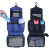 Sac de toilette étanche noir et bleu suspendu avec plusieurs compartiments et fond en filet.