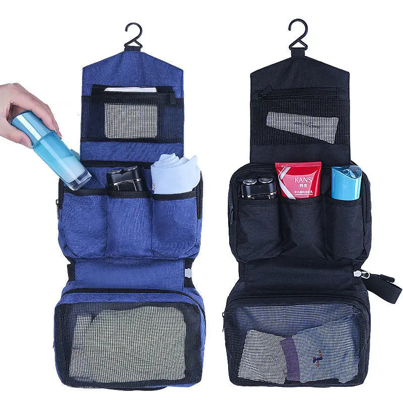 Sac de toilette étanche noir et bleu suspendu avec plusieurs compartiments et fond en filet.