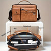 Sac bandoulière en faux cuir marron ouvert, montrant un carnet, une clé et un écouteur à l'intérieur.