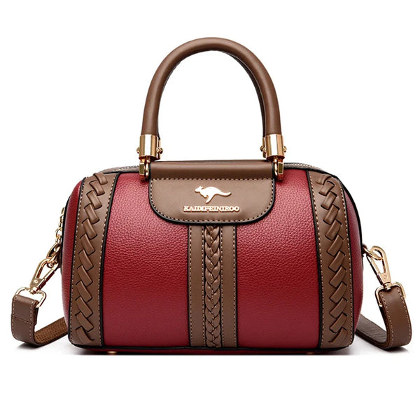 Sac à main en cuir marron avec quincaillerie dorée et motif tissé sur le devant.