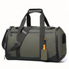 Grand sac de voyage olive avec anses noires et étiquette orange.