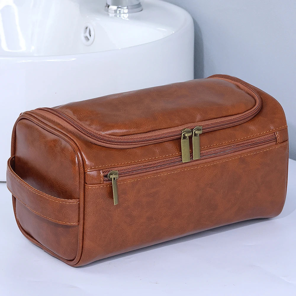 Braune Vintage-PU-Leder-Toilettentasche mit Reißverschluss und Aufhänger auf weißer Oberfläche.