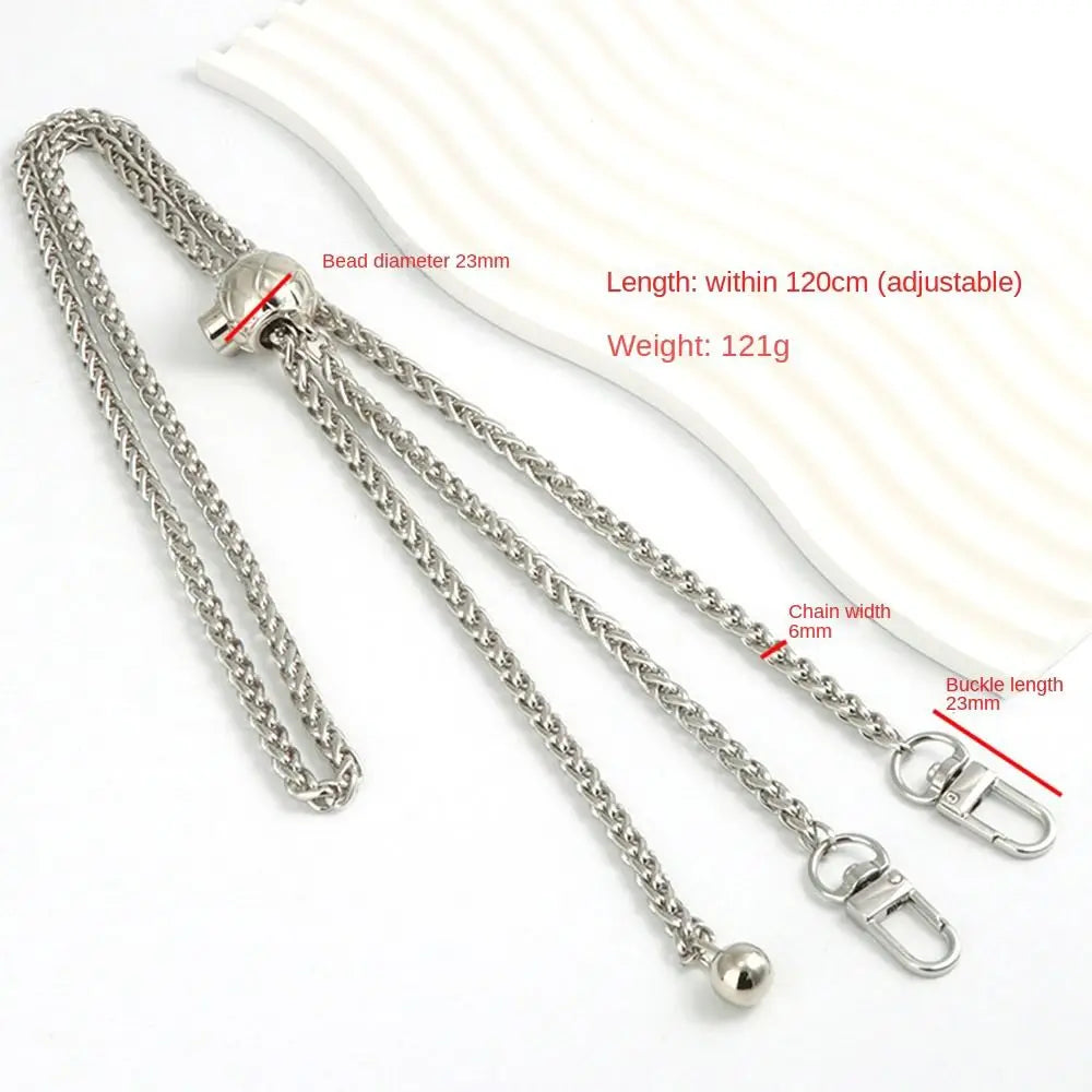 Cartera de metal plateado con cadena y correa de cuentas de 23mm y longitud inferior a 120cm.