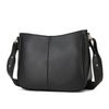 Sac à main en cuir PU noir avec rabat et sangle dorée.