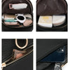 Schwarze Kunstleder-Crossbody-Tasche mit Kosmetikprodukten und einem Smartphone drinnen
