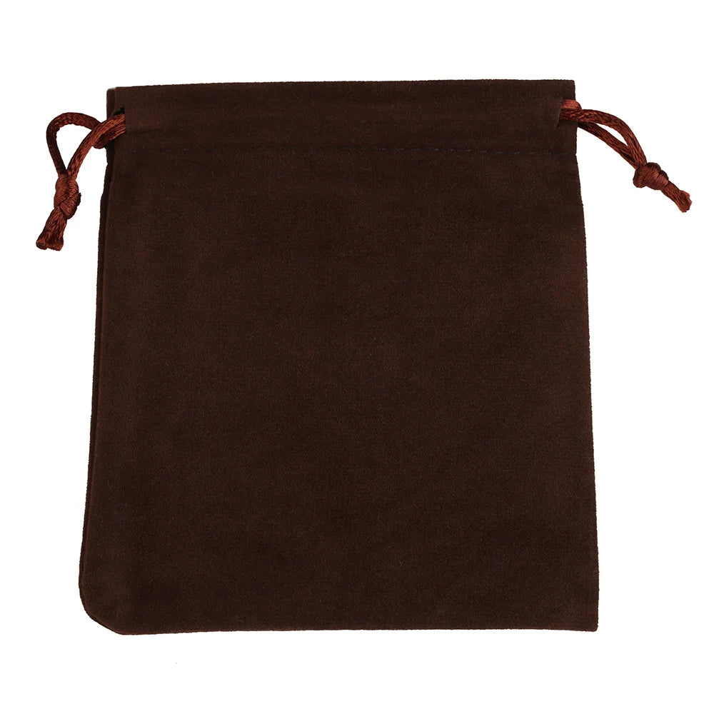 Bolsa de regalo de terciopelo marrón oscuro con cordones marrones.