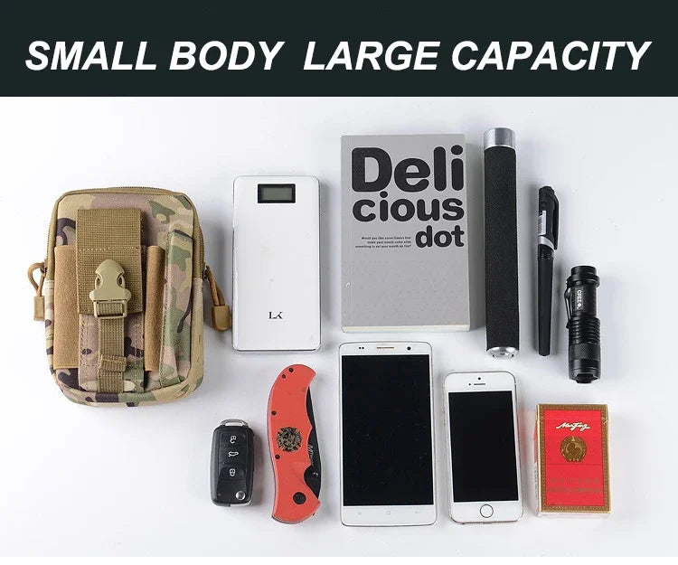 Eine Sammlung taktischer Ausrüstung, darunter eine Tarn-Bauchtasche, ein Handy, ein Notizbuch und ein Smartphone.