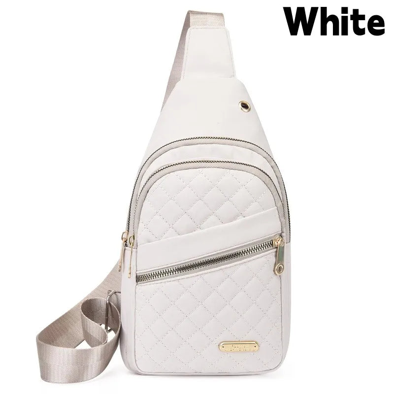 Weiße Damen wasserdichte Crossbody-Umhängetasche mit gestepptem Muster und hellem Beige-Riemen.