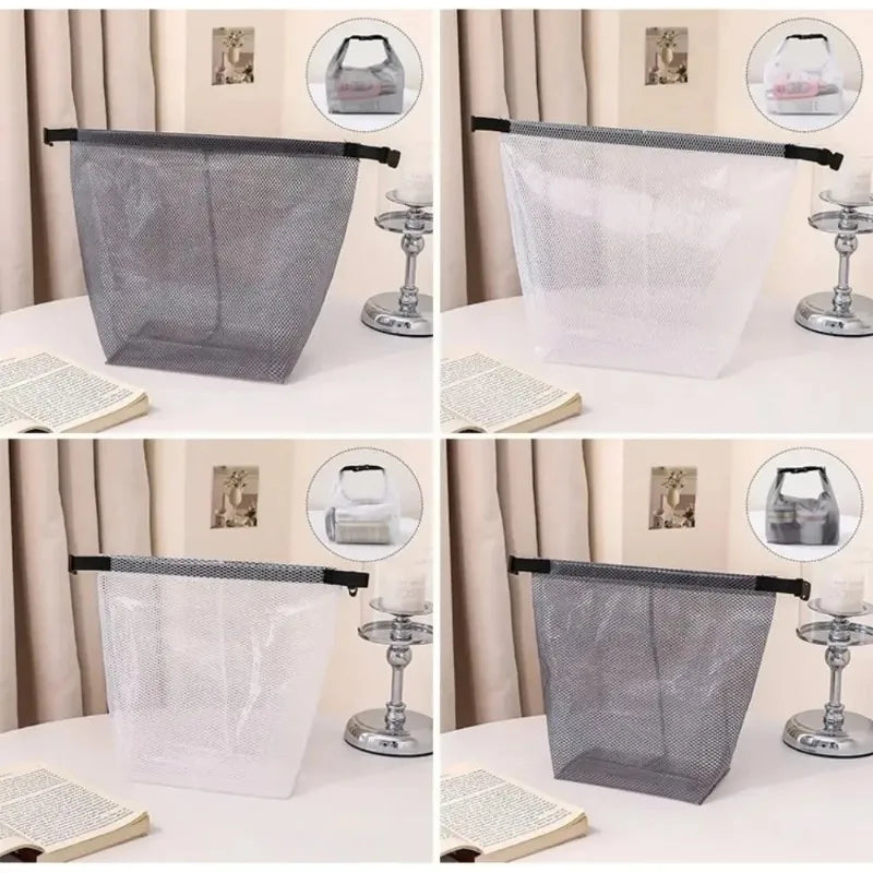 Un ensemble de sacs de rangement à cordon imperméables en tissu filet gris et blanc, présentés sur une table.