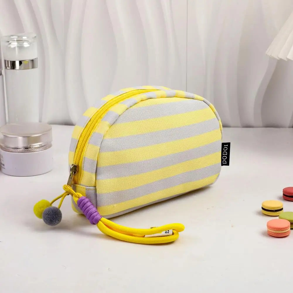 Pochette en crochet rayée jaune et gris avec pompon violet