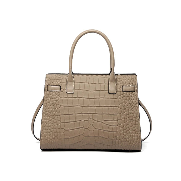 Beige Lederhandtasche mit gesteppter Textur und Lederriemen.