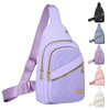 Sac bandoulière matelassé violet clair avec sangle assortie et plusieurs compartiments zippés.