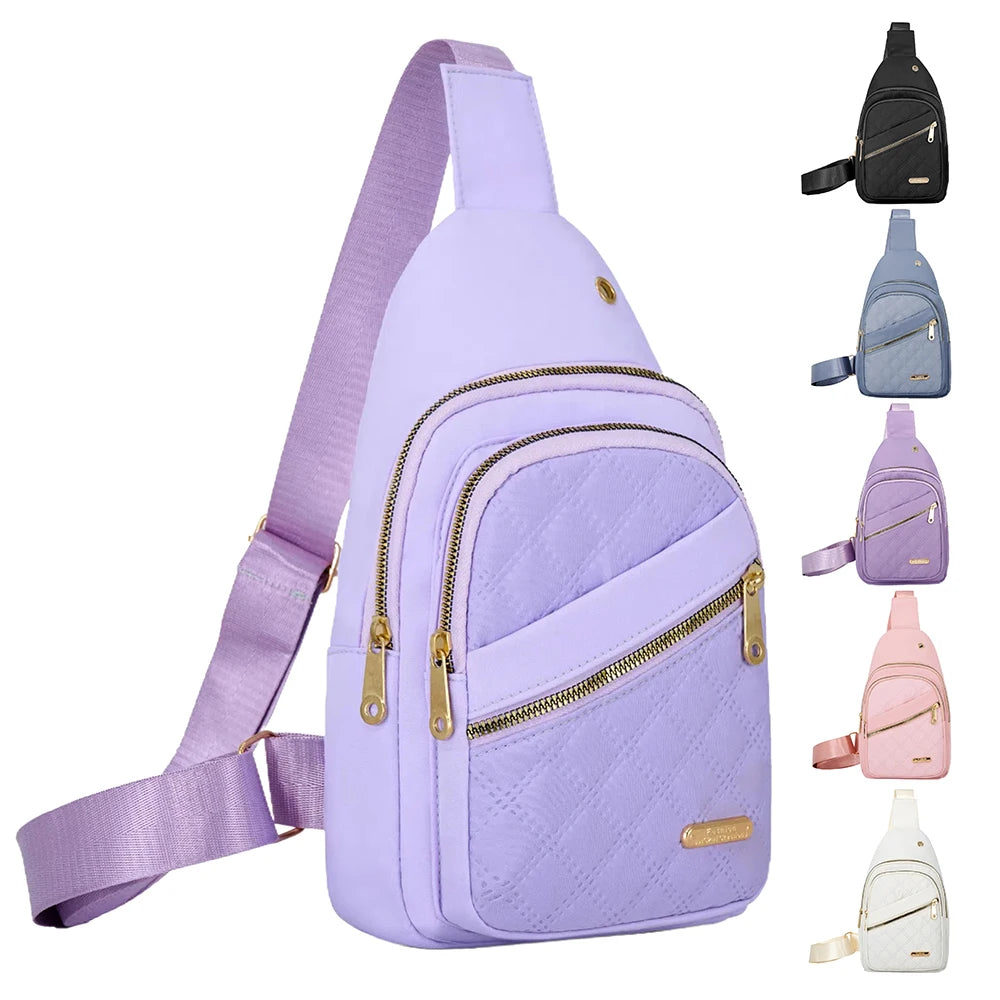 Sac bandoulière matelassé violet clair avec sangle assortie et plusieurs compartiments zippés.