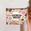Bolsa de almacenamiento con cremallera de lienzo llena de diversos snacks de emergencia coloridos como caramelos y galletas.