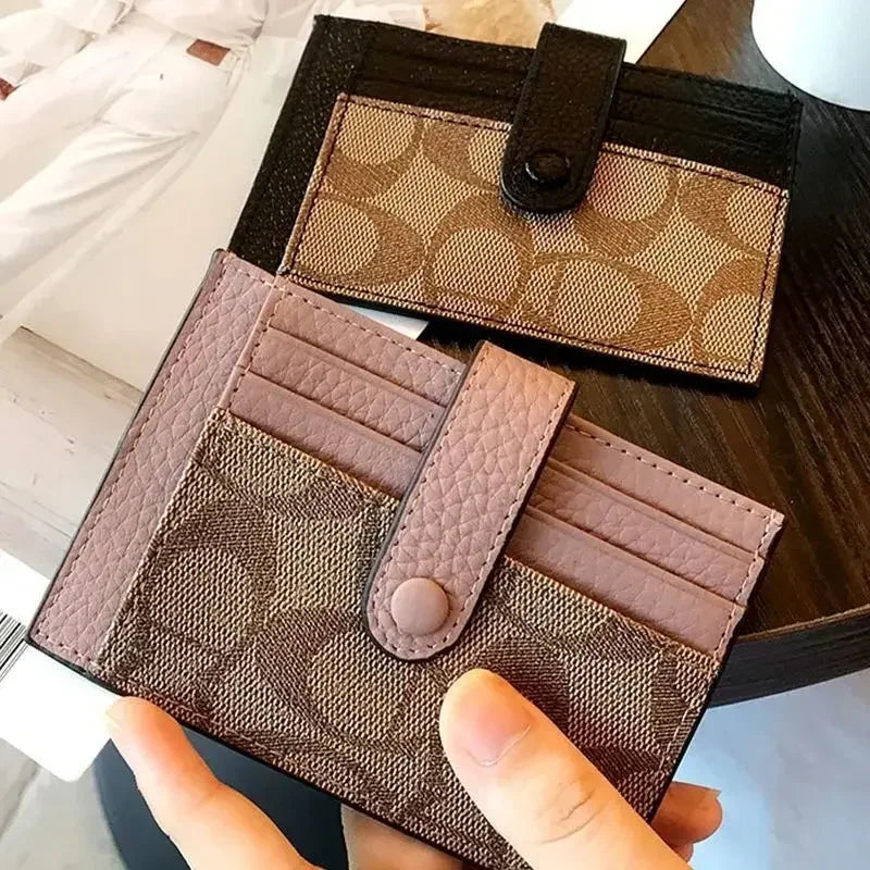 Gros plan d'un portefeuille en cuir PU marron à texture avec fermeture noire, tenu par une main.