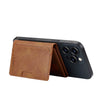 Portefeuille en cuir marron à côté d'un smartphone noir.