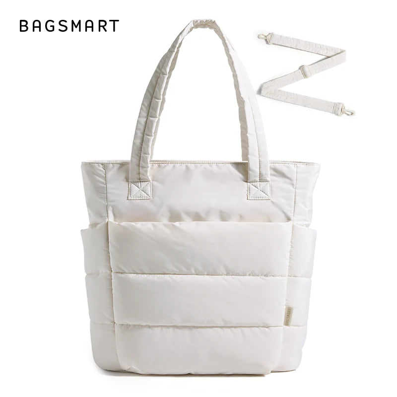 Sac cabas matelassé blanc avec poignée longue et tirette à zip sur fond blanc.