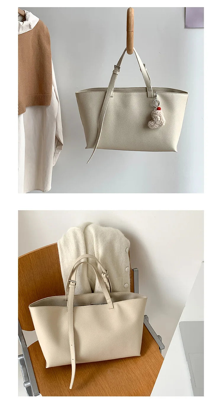 Sac cabas en cuir PU beige casual suspendu à un crochet contre un mur blanc.