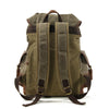 Mochila de senderismo resistente de lona verde oliva oscuro vista desde atrás.