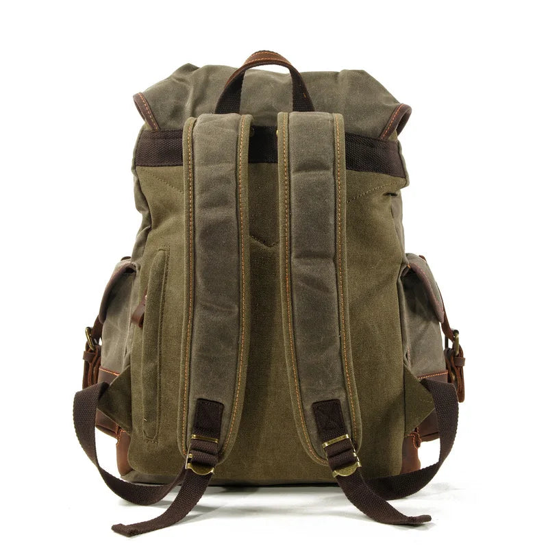 Mochila de senderismo resistente de lona verde oliva oscuro vista desde atrás.