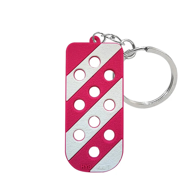 Porte-clés de chaussure en silicone rayé rose et blanc avec anneau à pince argenté.