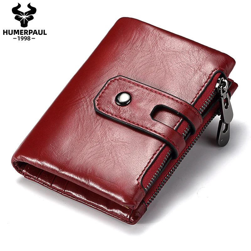 Dicker, bordeauxroter Retro-Ledertaschen-Geldbörse für Herren, Nahaufnahme.