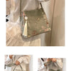 Bolso de hombro de seda jacquard verde claro retro con bordado floral y detalle de borla, llevado por una mujer.