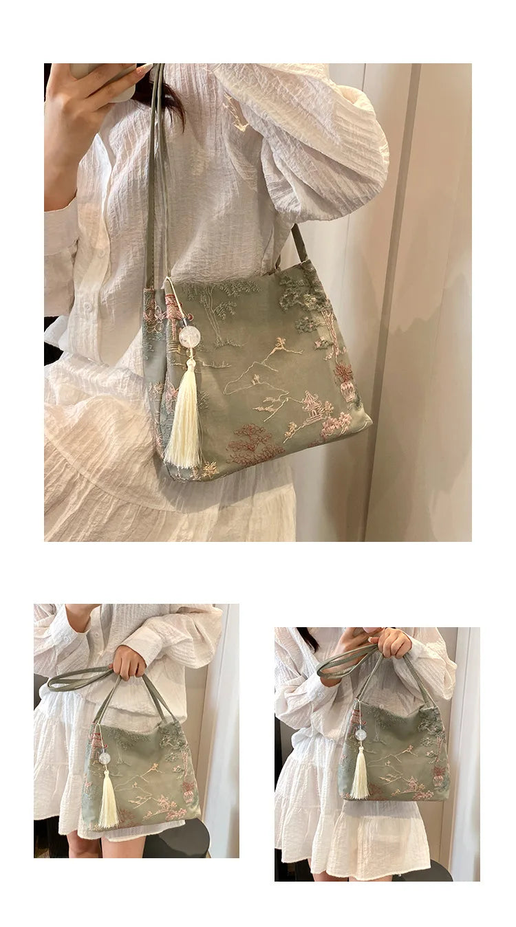 Bolso de hombro de seda jacquard verde claro retro con bordado floral y detalle de borla, llevado por una mujer.