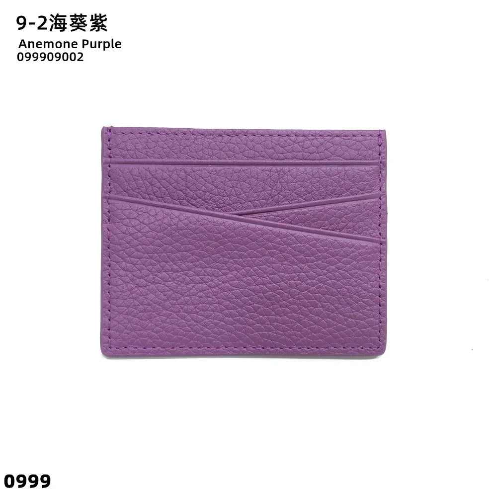 Porte-cartes en cuir véritable violet avec gravure diagonale.