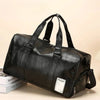 Schwarze PU-Leder-Sport-Totebag mit schwarzen Henkeln auf hellem Hintergrund.