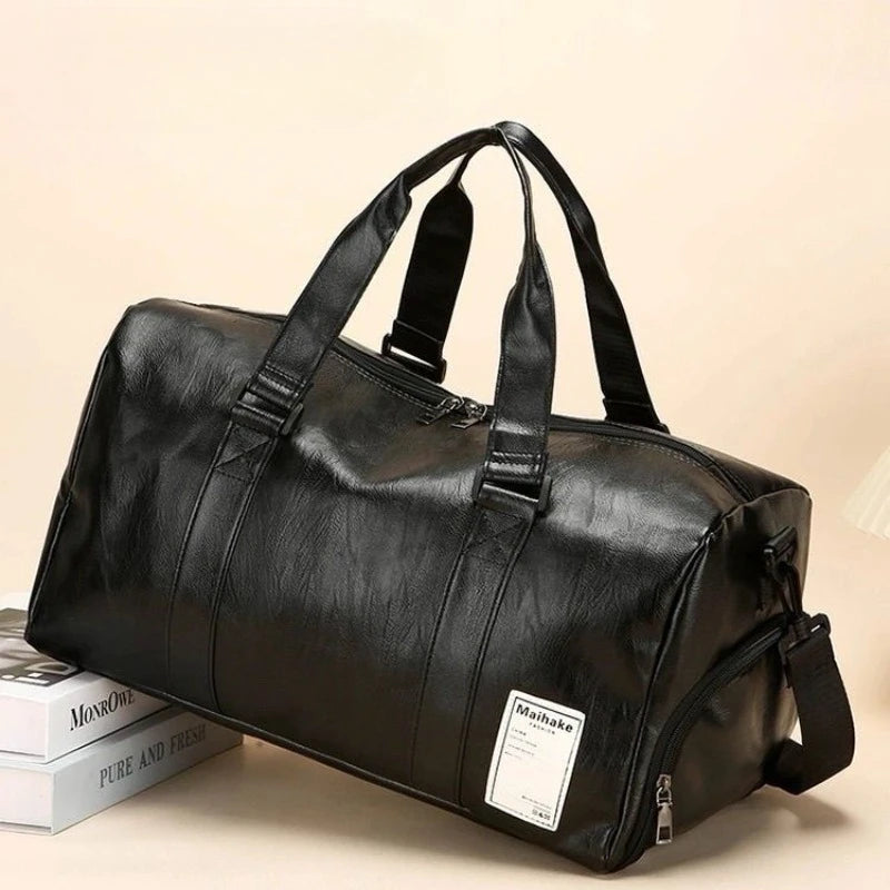 Schwarze PU-Leder-Sport-Totebag mit schwarzen Henkeln auf hellem Hintergrund.