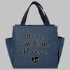 Bolsa de almuerzo de lona azul oscuro con texto blanco que dice 'Write Mom Nurse' y un gráfico de línea de ECG de corazón