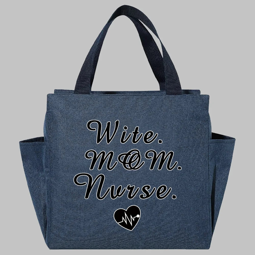Bolsa de almuerzo de lona azul oscuro con texto blanco que dice 'Write Mom Nurse' y un gráfico de línea de ECG de corazón