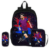 Schwarzer Rucksack mit Fußballspieler-Design und passender Tasche.