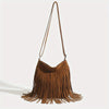 Bolso cruz de borla marrón boho con una correa de cuero larga colgando
