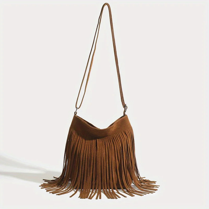 Bolso cruz de borla marrón boho con una correa de cuero larga colgando