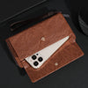 Portefeuille pochette en cuir marron avec un couteau argenté visible à l'intérieur, posé sur une surface sombre.
