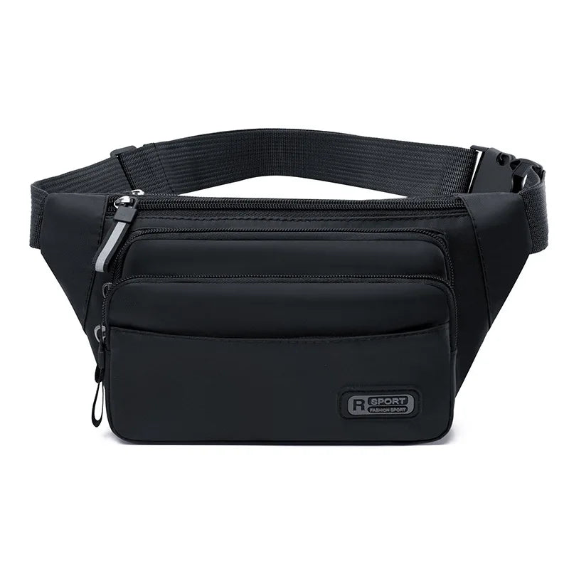 Petit sac banane noir imperméable avec sangle et zip visibles à l'avant.