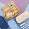 Collection de trousses à crayon beige et jaune, incluant une grande trousse en toile et plusieurs petites pochettes à fermetu