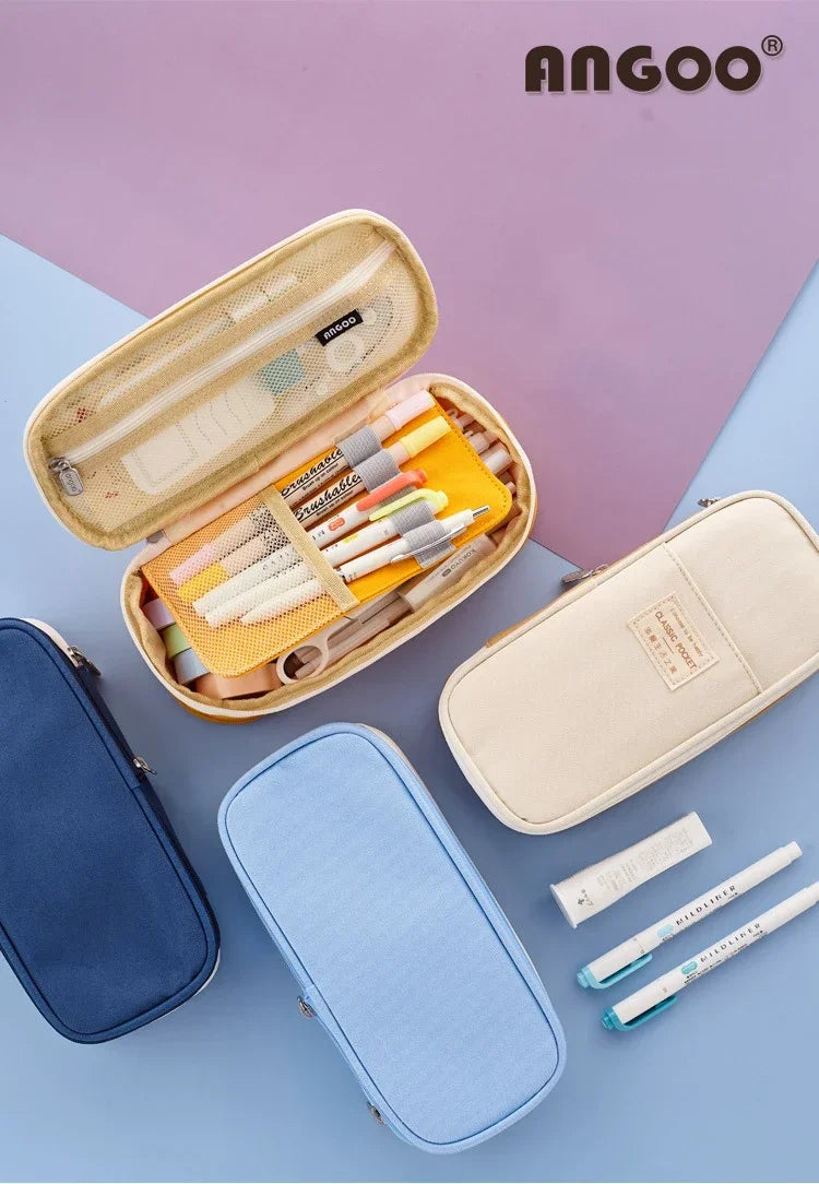 Collection de trousses à crayon beige et jaune, incluant une grande trousse en toile et plusieurs petites pochettes à fermetu