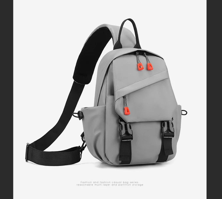 Sac de sport gris pour homme avec bretelles noires et accents orange.