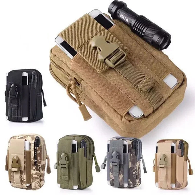 Eine Kollektion taktischer Tarnbeutel und Gürteltaschen in verschiedenen Erdtönen wie Beige, Olivgrün und Braun.