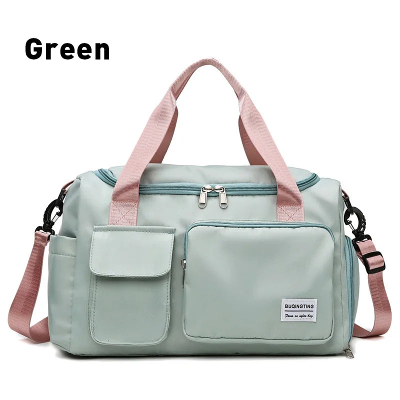 Helles mintgrünes wasserdichtes Segeltaschen-Gepäck mit rosa Riemen und Taschen.