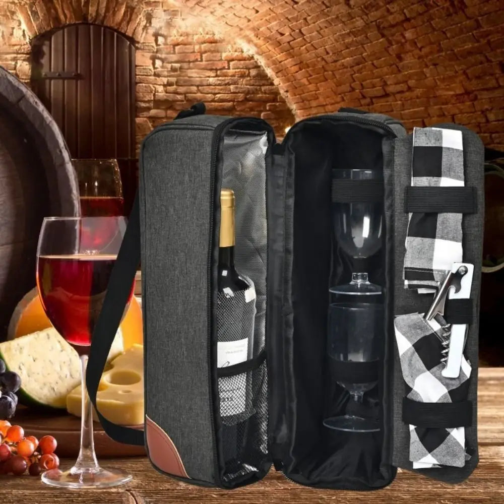 Una bolsa aislante para vino negra abierta, mostrando una botella de vino y varios accesorios de vidrio.