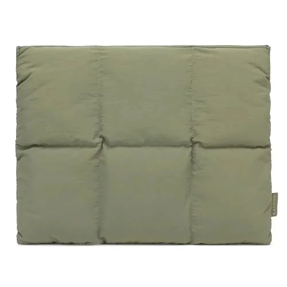 Housse rembourrée et matelassée vert olive pour protéger les ordinateurs portables et tablettes.